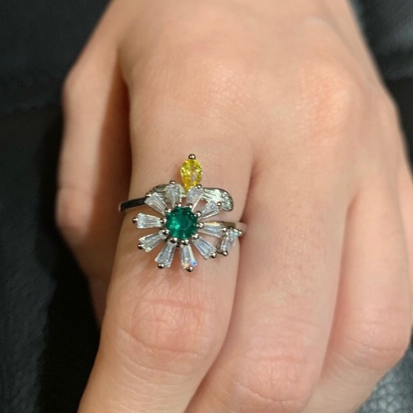 Fashion Jewelry Bee Daisy Rotating Electroplated Copper Ring 💍 - Picture 1 of 3